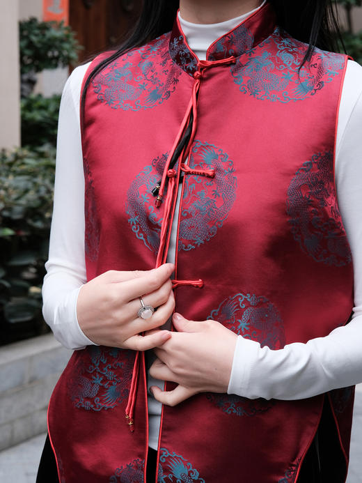 瑕疵盛唐牡丹| 双龙团纹真丝花蕾缎马甲-红色 [特价品](特殊商品不退不换) 商品图1