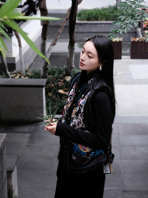 盛唐牡丹&王小潇联名|富贵长寿貂毛手绣棉背心-黑色 商品图5