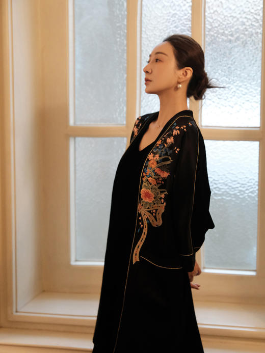 东方境X郭培| 花束刺绣黑色拼丝绒长外套 商品图11