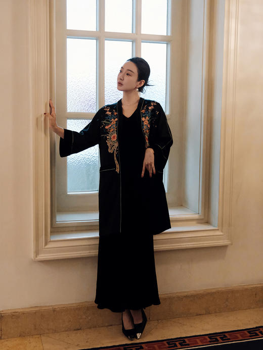 东方境X郭培| 花束刺绣黑色拼丝绒长外套 商品图10