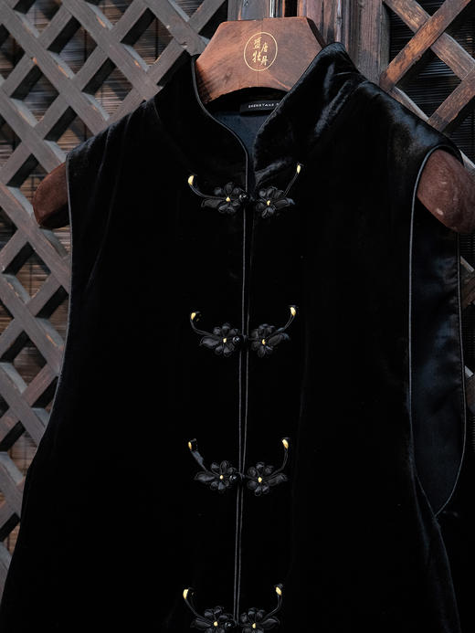 盛唐牡丹| 丝绒梅花扣夹棉马甲 商品图2