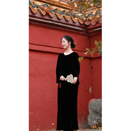 【2025门店同款】月满西楼•丝绒连衣裙（24807875-玄黑） 商品图4