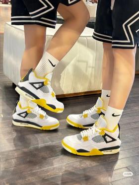 清仓库不退换    耐克 AJ4 白橙色白黑红色篮球鞋 无包装（一周发货）