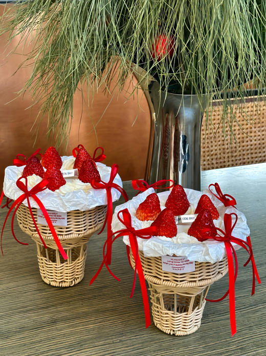 送你一束草莓花·奶油蛋糕【采用丹东九九草莓🍓，竹筐最大口直径15cm组建递减尺寸】 商品图1