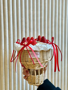 送你一束草莓花·奶油蛋糕【采用丹东九九草莓🍓，竹筐最大口直径15cm组建递减尺寸】