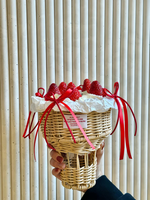 送你一束草莓花·奶油蛋糕【采用丹东九九草莓🍓，竹筐最大口直径15cm组建递减尺寸】 商品图0