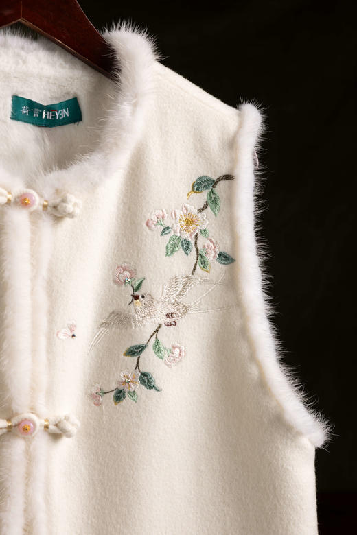 荷言HEYEN 堂前雪燕 白色澳毛羊绒手工刺绣夹棉马甲秋冬高定 商品图3