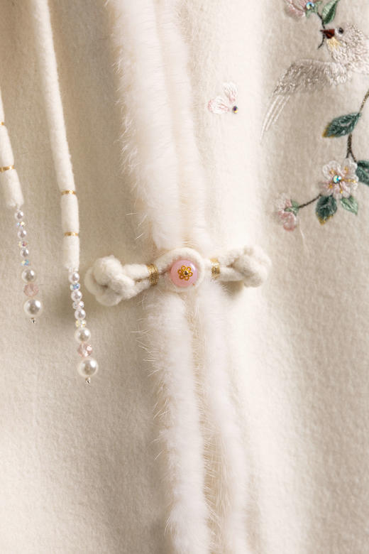 荷言HEYEN 堂前雪燕 白色澳毛羊绒手工刺绣夹棉马甲秋冬高定 商品图2