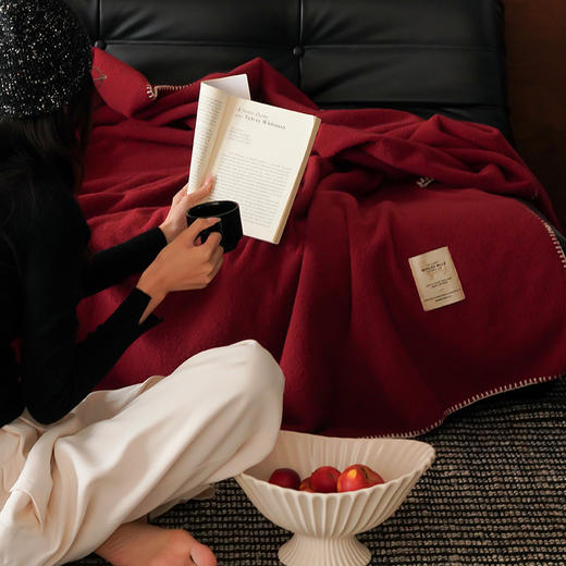【换季出清】自然醒托斯卡纳仿生羊毛绒毯子大红色喜庆酒红色高级感卧室沙发午睡盖毯休闲纯色MT 商品图4