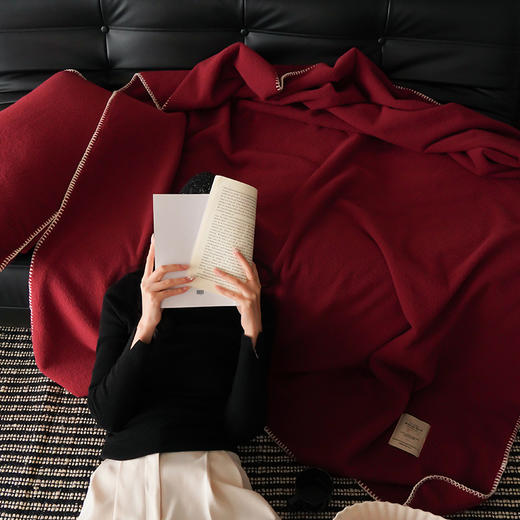 【换季出清】自然醒托斯卡纳仿生羊毛绒毯子大红色喜庆酒红色高级感卧室沙发午睡盖毯休闲纯色MT 商品图3