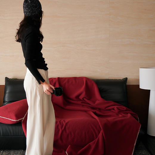 【换季出清】自然醒托斯卡纳仿生羊毛绒毯子大红色喜庆酒红色高级感卧室沙发午睡盖毯休闲纯色MT 商品图1