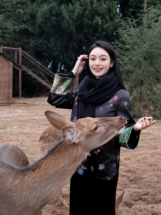 盛唐牡丹| 繁花似锦织锦缎圆领外套[特价品]（需用平熨斗熨烫） 商品图3