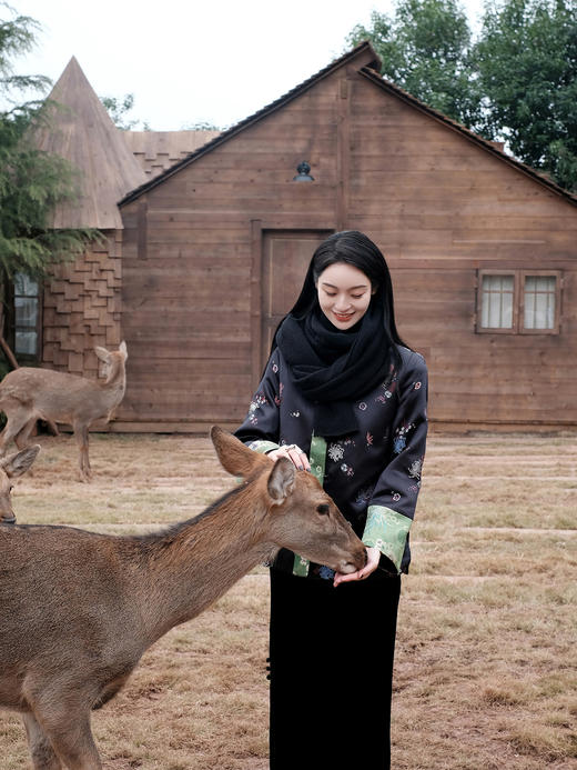盛唐牡丹| 繁花似锦织锦缎圆领外套[特价品]（需用平熨斗熨烫） 商品图5