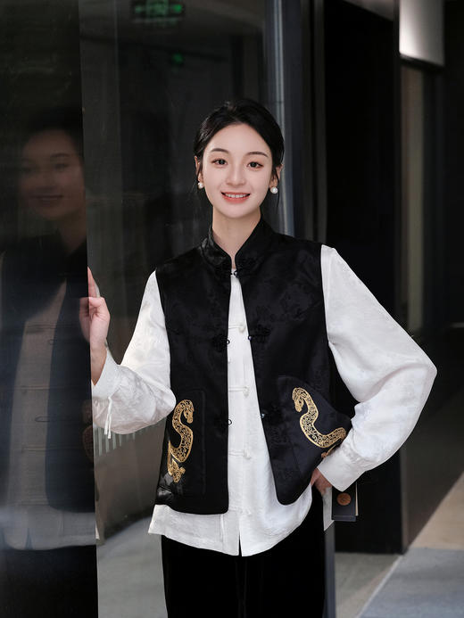 盛唐牡丹| 蛇年限量版蟠虺手绣马甲 商品图0