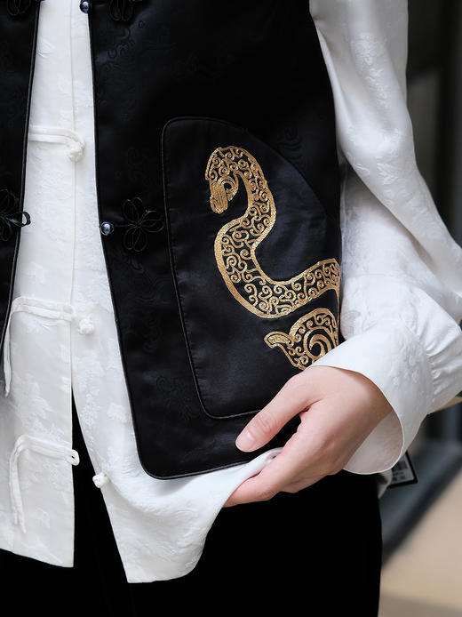 盛唐牡丹| 蛇年限量版蟠虺手绣马甲 商品图3