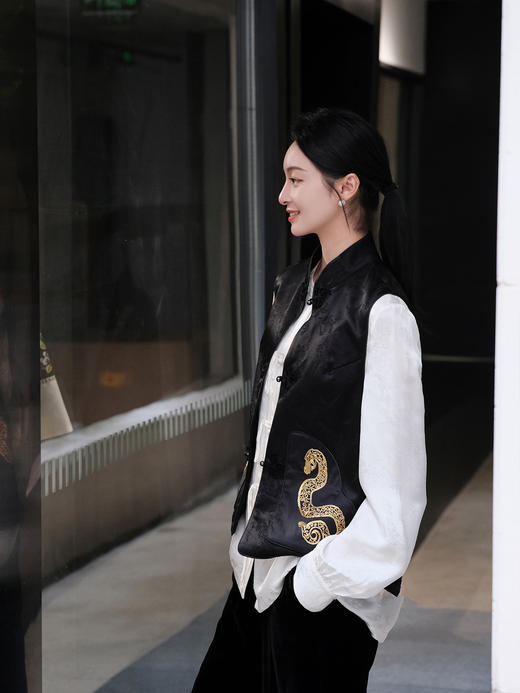 盛唐牡丹| 蛇年限量版蟠虺手绣马甲 商品图1