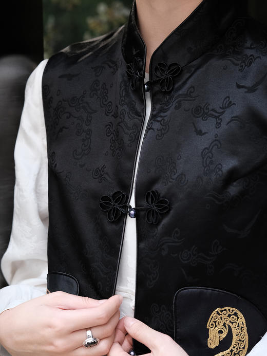 盛唐牡丹| 蛇年限量版蟠虺手绣马甲 商品图4