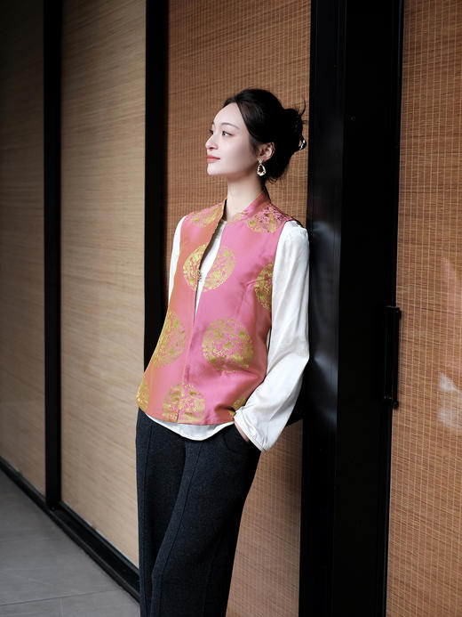 盛唐牡丹 | 双面穿花蕾缎立领马甲（实物红色面领口处无玉扣；绿色面实物有玉扣如照片所示） 商品图14