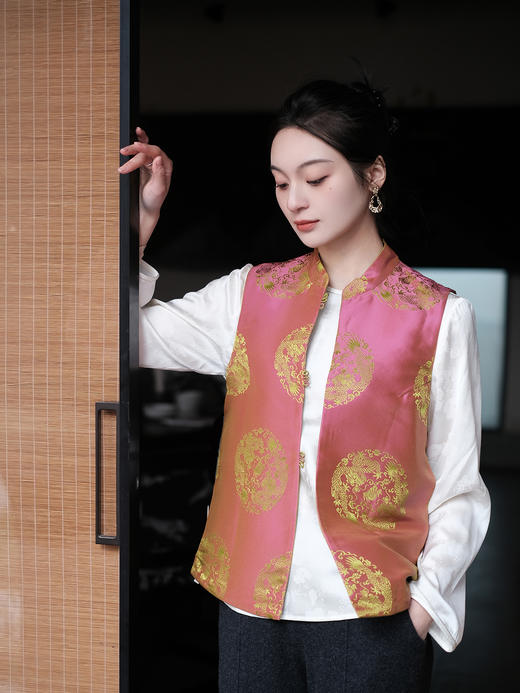 盛唐牡丹 | 双面穿花蕾缎立领马甲（实物红色面领口处无玉扣；绿色面实物有玉扣如照片所示） 商品图3