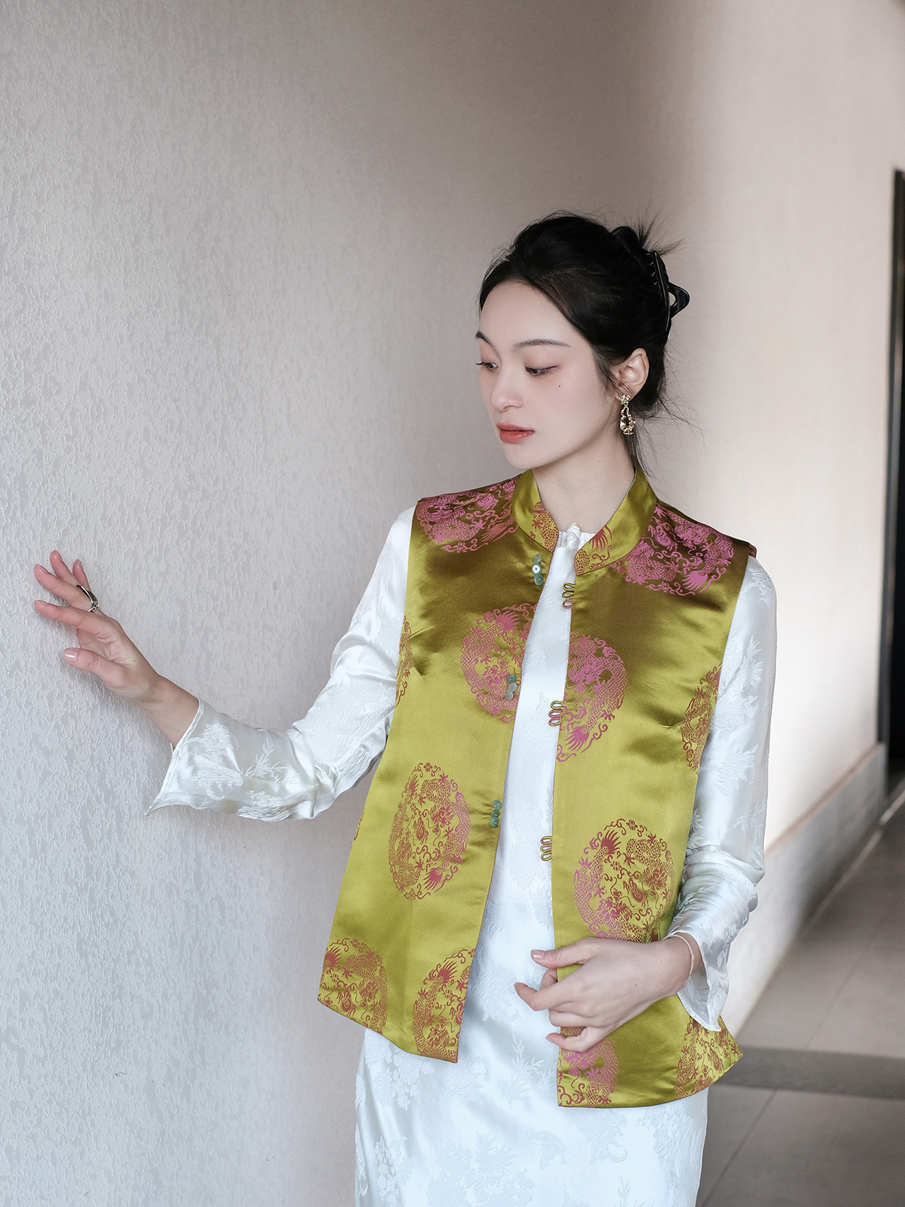 盛唐牡丹 | 双面穿花蕾缎立领马甲（实物红色面领口处无玉扣；绿色面实物有玉扣如照片所示）