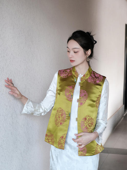 盛唐牡丹 | 双面穿花蕾缎立领马甲（实物红色面领口处无玉扣；绿色面实物有玉扣如照片所示） 商品图0