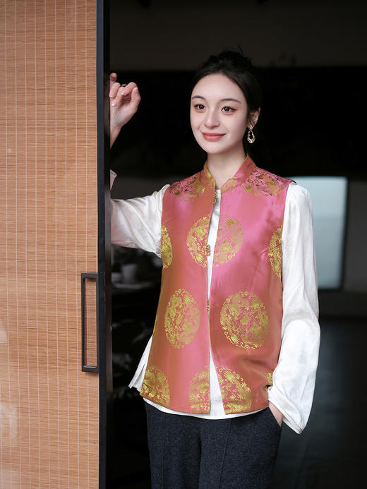 盛唐牡丹 | 双面穿花蕾缎立领马甲（实物红色面领口处无玉扣；绿色面实物有玉扣如照片所示） 商品图12