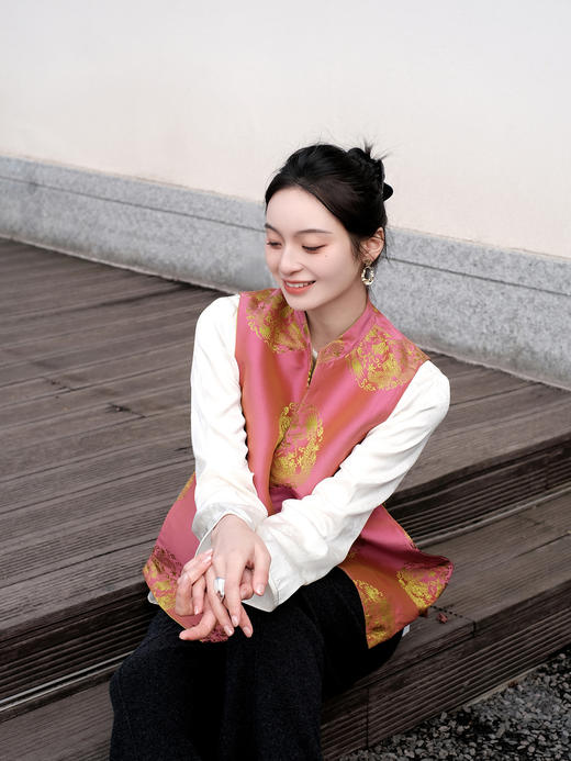 盛唐牡丹 | 双面穿花蕾缎立领马甲（实物红色面领口处无玉扣；绿色面实物有玉扣如照片所示） 商品图9