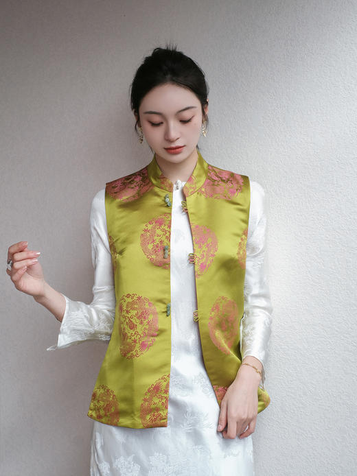 盛唐牡丹 | 双面穿花蕾缎立领马甲（实物红色面领口处无玉扣；绿色面实物有玉扣如照片所示） 商品图1