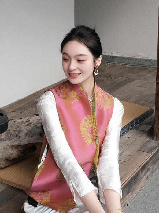 盛唐牡丹 | 双面穿花蕾缎立领马甲（实物红色面领口处无玉扣；绿色面实物有玉扣如照片所示） 商品图10