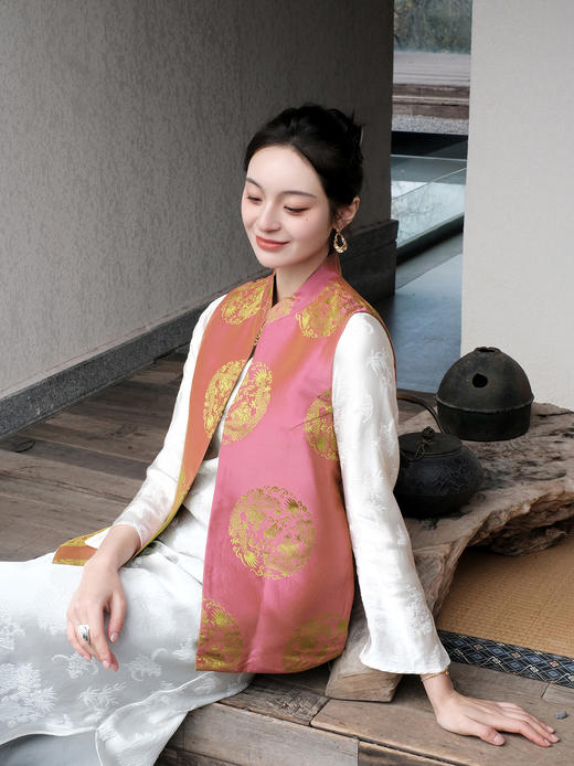 盛唐牡丹 | 双面穿花蕾缎立领马甲（实物红色面领口处无玉扣；绿色面实物有玉扣如照片所示） 商品图11