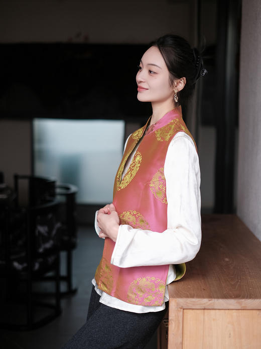 盛唐牡丹 | 双面穿花蕾缎立领马甲（实物红色面领口处无玉扣；绿色面实物有玉扣如照片所示） 商品图13