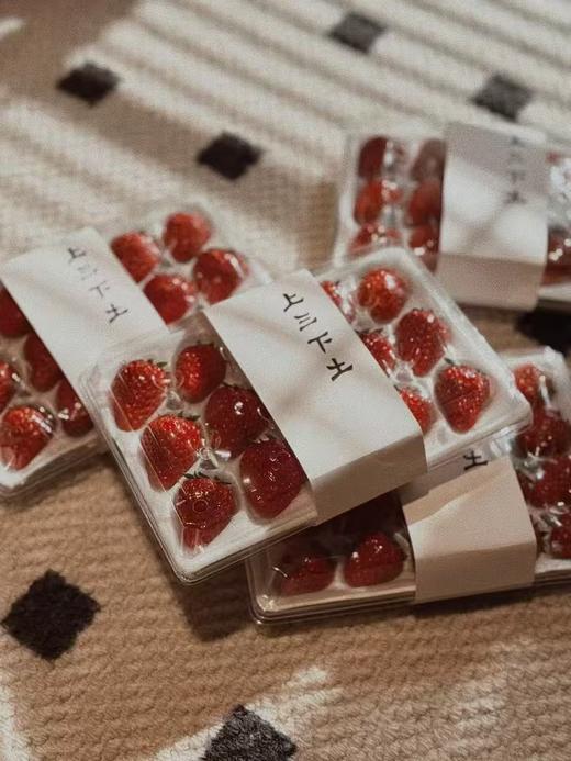 【顺丰包邮 1-2天到】上山下土 草莓 一整箱4版，每版15颗。 商品图1