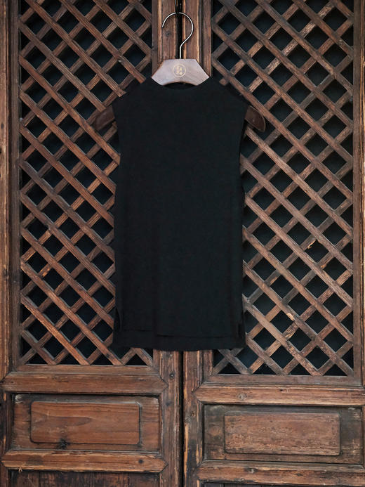 盛唐婧| 精纺羊毛气质半高领针织背心-黑色 商品图0