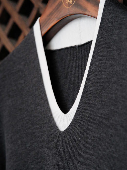 盛唐婧| 假两件双V领羊毛长袖套头衫-深麻灰 商品图9