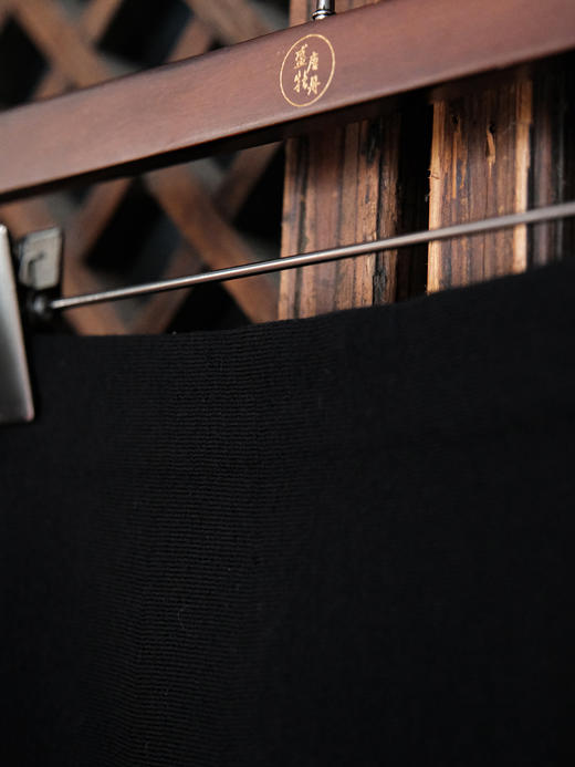 盛唐婧| 精纺羊毛四平针织半身裙-黑色 商品图2