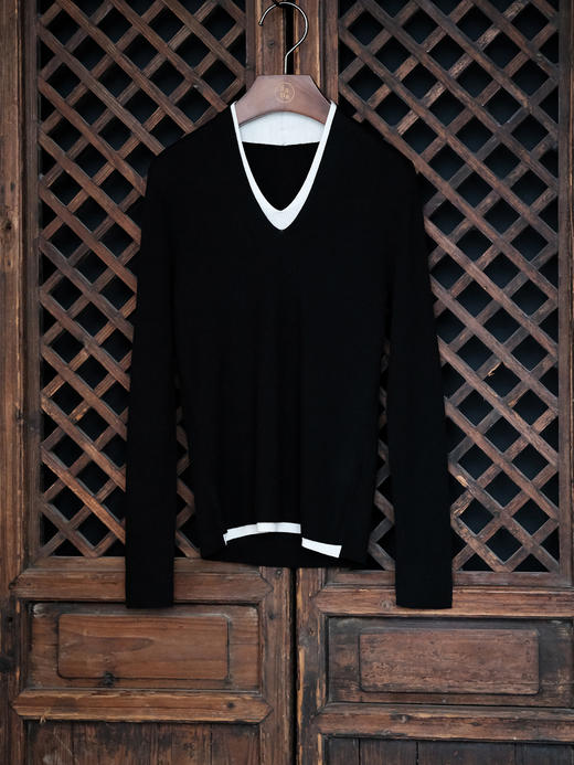 盛唐婧| 假两件双V领羊毛长袖套头衫-黑色 商品图1