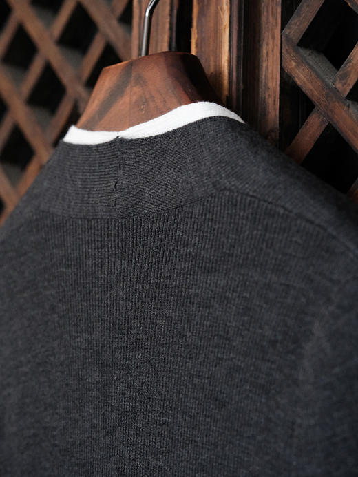 盛唐婧| 假两件双V领羊毛长袖套头衫-深麻灰 商品图11