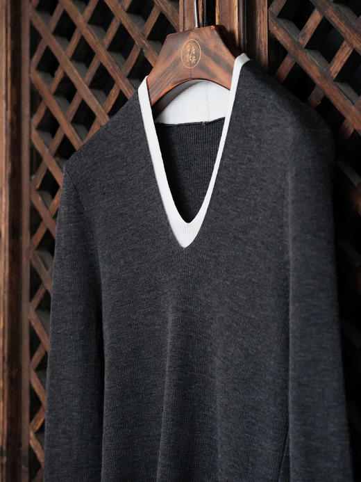 盛唐婧| 假两件双V领羊毛长袖套头衫-深麻灰 商品图10