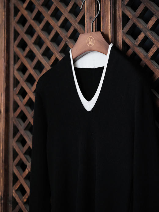 盛唐婧| 假两件双V领羊毛长袖套头衫-黑色 商品图2