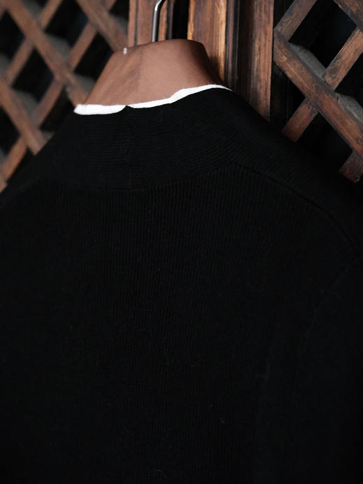盛唐婧| 假两件双V领羊毛长袖套头衫-黑色 商品图5