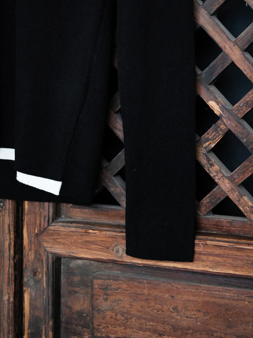 盛唐婧| 假两件双V领羊毛长袖套头衫-黑色 商品图4