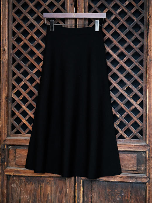 盛唐婧| 精纺羊毛四平针织半身裙-黑色 商品图0