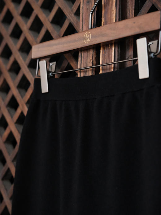 盛唐婧| 精纺羊毛四平加弹针织包臀裙-黑色 商品图1