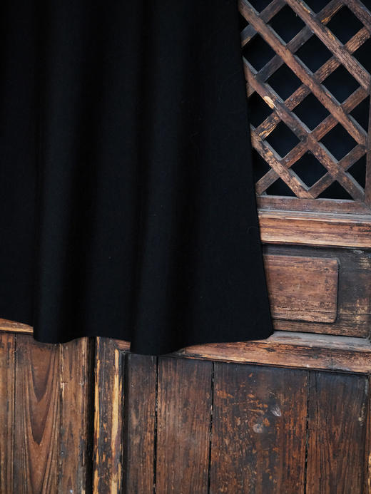 盛唐婧| 精纺羊毛四平针织半身裙-黑色 商品图1