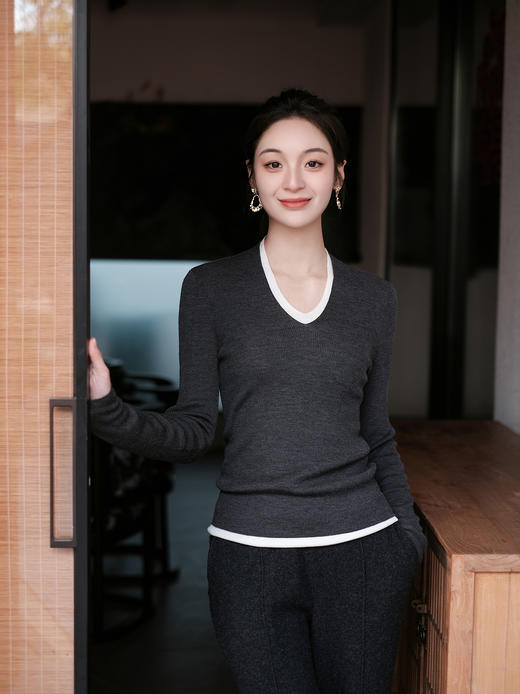 盛唐婧| 假两件双V领羊毛长袖套头衫-深麻灰 商品图3