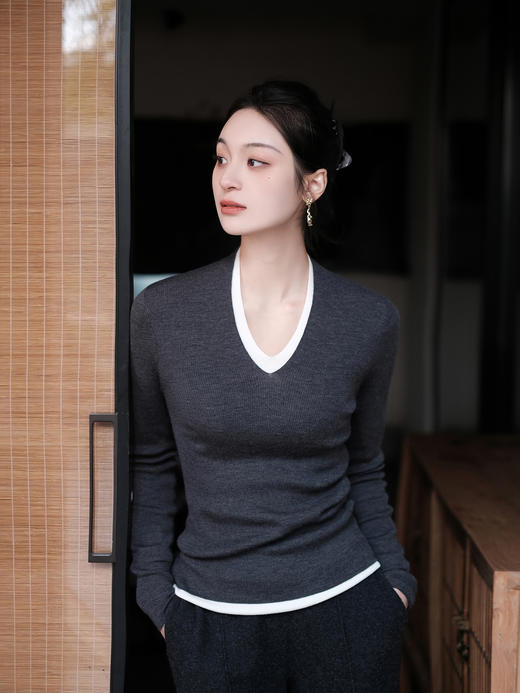 盛唐婧| 假两件双V领羊毛长袖套头衫-深麻灰 商品图4