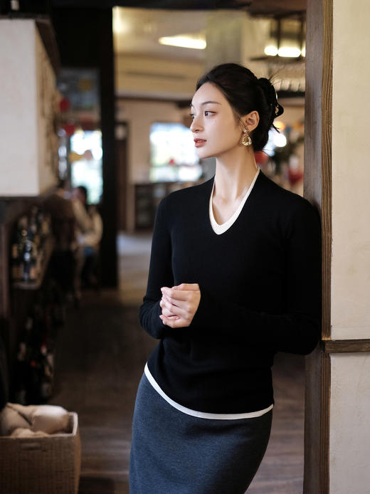 盛唐婧| 假两件双V领羊毛长袖套头衫-黑色 商品图0