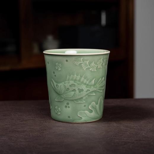 【样品特惠6折 ，无原包装仅1件，无货退款】本土斋青瓷可乐杯办公杯鱼藻纹手握捧杯家用梅子青刻绘大号个人杯青瓷鱼藻纹可乐杯200ML万花容天杯120ML【不支持补差，非质量问题不退不换】S 商品图1