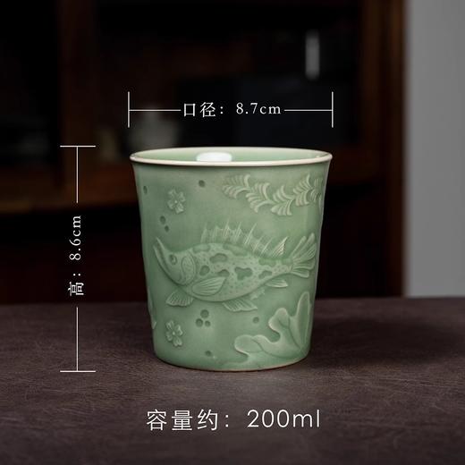 【样品特惠6折 ，无原包装仅1件，无货退款】本土斋青瓷可乐杯办公杯鱼藻纹手握捧杯家用梅子青刻绘大号个人杯青瓷鱼藻纹可乐杯200ML万花容天杯120ML【不支持补差，非质量问题不退不换】S 商品图0