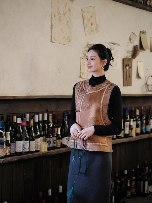 瑕疵|盛唐婧 |中式国风万字纹库缎琵琶襟马甲-古铜色[特价品](特殊商品不退不换) 商品图2